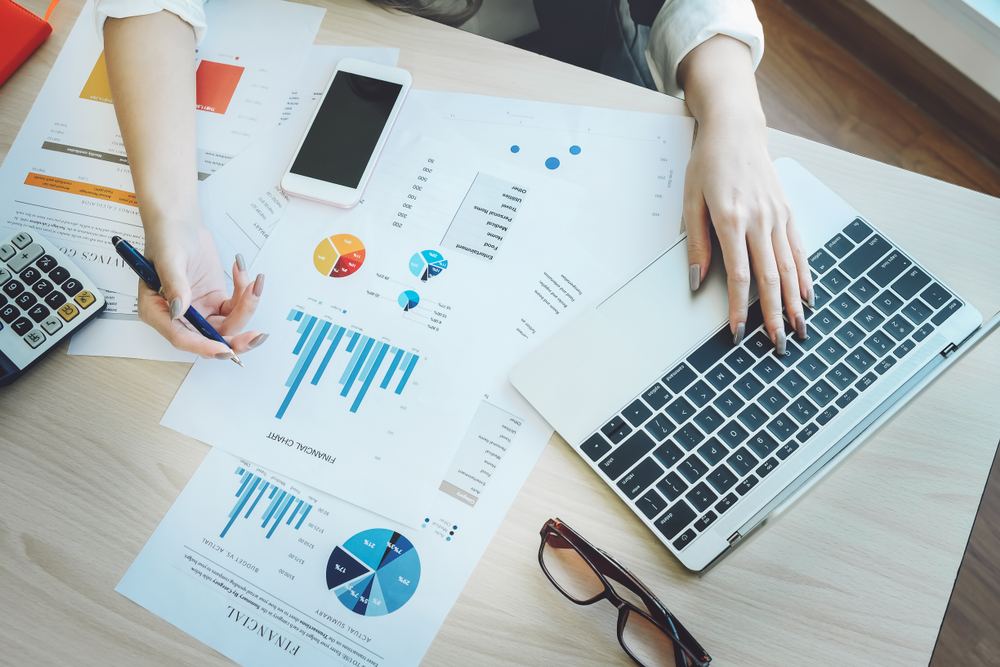 Documents et graphiques financiers sur un bureau
