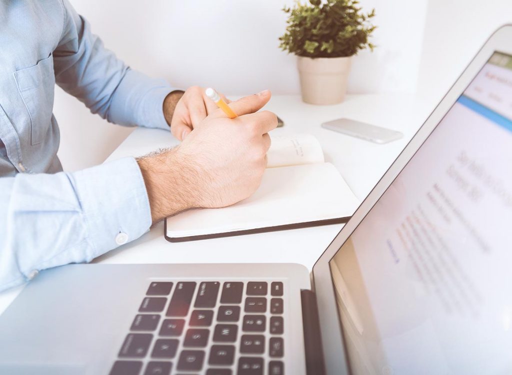Un professionnel prépare des documents de travail